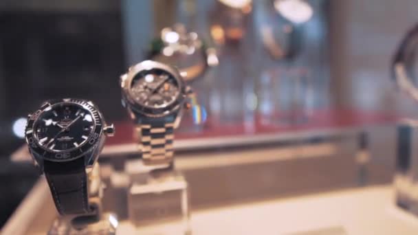Hermosos Relojes Elegantes Los Hombres Exhibidos Cámara Lenta — Vídeos de Stock