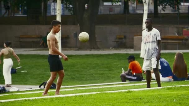 Schwarze Und Kaukasische Brasilianische Jungen Üben Gemeinsam Fußball — Stockvideo