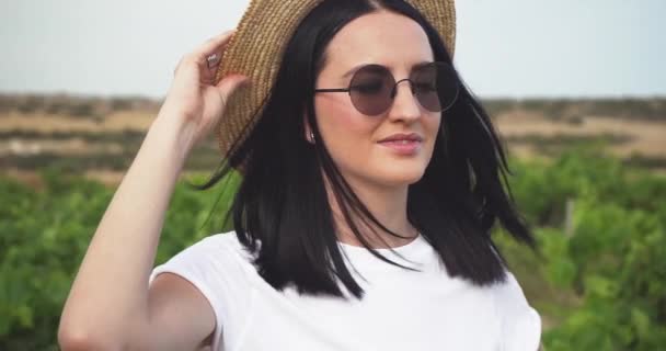 Mujer Con Sombrero Gafas Sol Mirando Lejos Sonriendo Cámara Moviéndose — Vídeo de stock