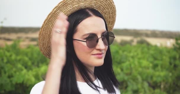 Mujer Con Sombrero Gafas Sol Mirando Lejos Sin Movimiento Cámara — Vídeo de stock