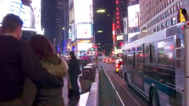 Upływ Czasu Zatłoczonego Times Square Sidewalk Jednej Stronie Ruchliwej Ulicy — Wideo stockowe