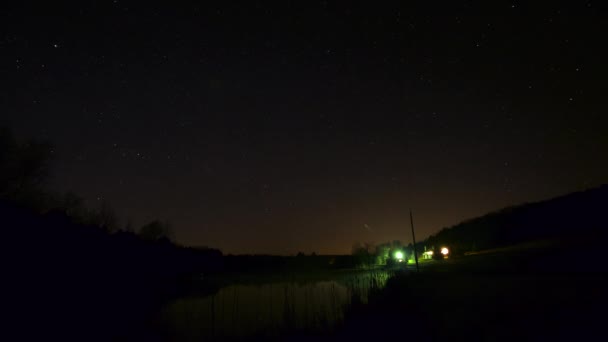 Time Lapse Starry Night Sky Pond Cars Driving — Vídeos de Stock