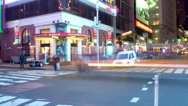 Time Lapse Cars Leaving Light Streaks Una Intersección Nocturna Ciudad — Vídeos de Stock