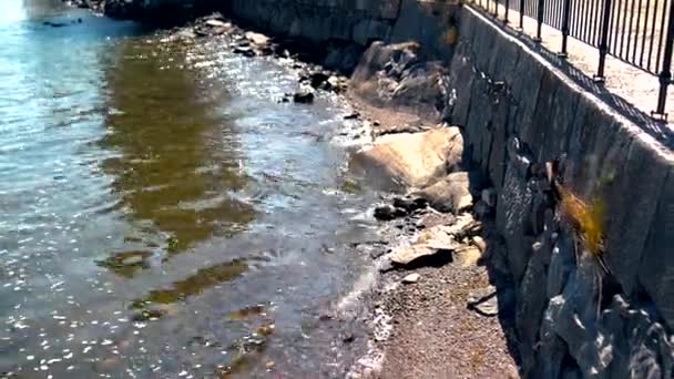 Água Que Vem Terra Parede Rocha Dia Ensolarado Quente Verão — Vídeo de Stock