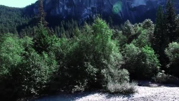 Ανύψωση Από Μια Κοίτη Βραχώδους Κολπίσκου Στη Βάση Ενός Βουνού — Αρχείο Βίντεο