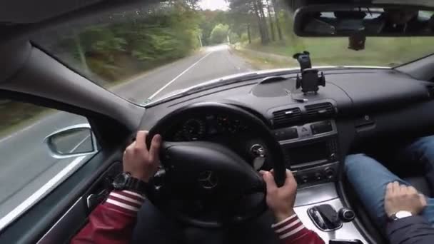 Hoge Snelheid Rijden Berg Road Trip Met Vrienden Gedaan Chauffeurs — Stockvideo