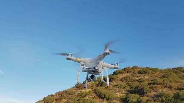 Lennokki Leijuu Fieldissä Glendalessa Kaliforniassa Valmiina Harjoittelemaan Joitakin Harjoituksia Testaamaan — kuvapankkivideo