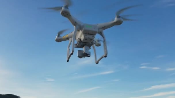 Drone Αιωρείται Πάνω Ένα Field Στο Glendale Καλιφόρνια Έτοιμη Ασκήσει — Αρχείο Βίντεο