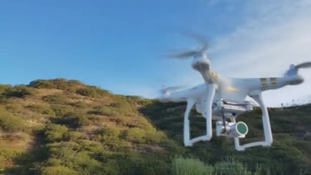在加利福尼亚州格伦代尔的一个Rc现场盘旋的无人机准备进行一些操练和相机设置测试 — 图库视频影像