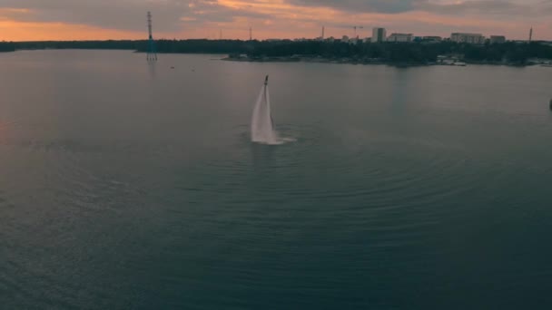 Homem Voando Bordo Sobre Mar Belo Pôr Sol Helsinque Finlândia — Vídeo de Stock