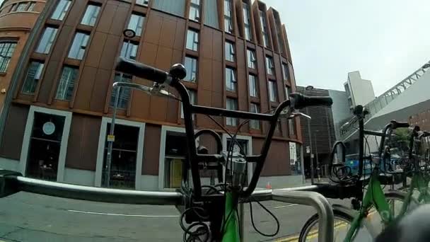 City Fietsverhuur Station Fietsen Rij Onthullen Schot — Stockvideo