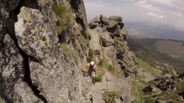 Dos Excursionistas Las Montañas Búlgaras — Vídeos de Stock