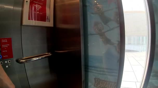 Mit Dem Aufzug Hinunter Zum Parkplatz — Stockvideo