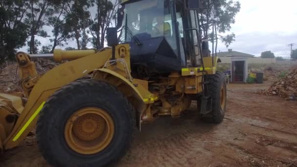 Tractor Trabalhar Numa Pilha Madeira Industrial Drone Filmagem — Vídeo de Stock