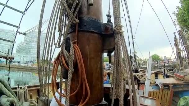 仰望着海盗船的桅杆 — 图库视频影像