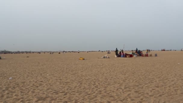 Группа Неопознанных Людей Сидящих Берега Моря Пляже Отдыхающих Морским Бризом — стоковое видео