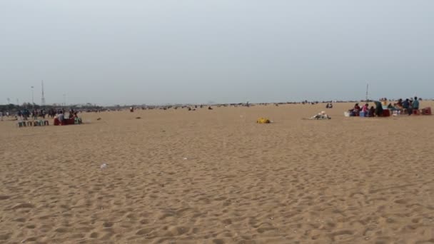 Grupa Niezidentyfikowanych Osób Siedzących Nad Brzegiem Morza Plaży Marina Spędzających — Wideo stockowe
