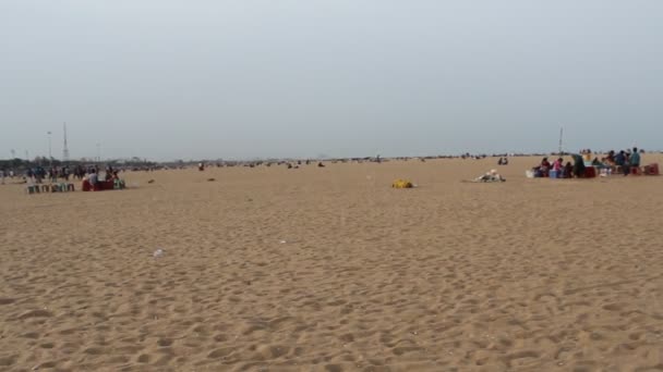 Gruppe Von Unbekannten Die Der Nähe Der Küste Yachthafenstrand Sitzen — Stockvideo