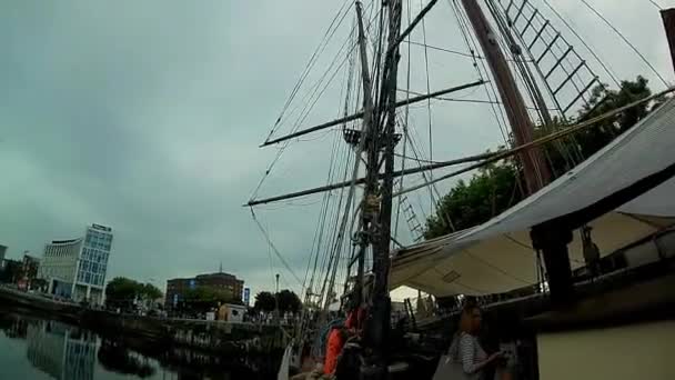 Panning Pirate Ship Attraction Liverpool City Skyline — Stock Video