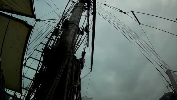 Roterende Beelden Van Piratenschip Mast — Stockvideo