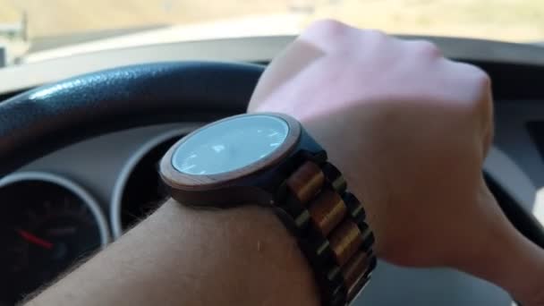 Conduciendo Con Reloj Madera Volante — Vídeos de Stock