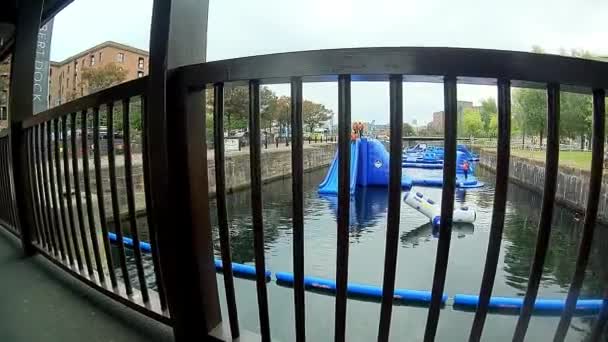 Liverpool Albert Docks Cours Assaut Eau — Video