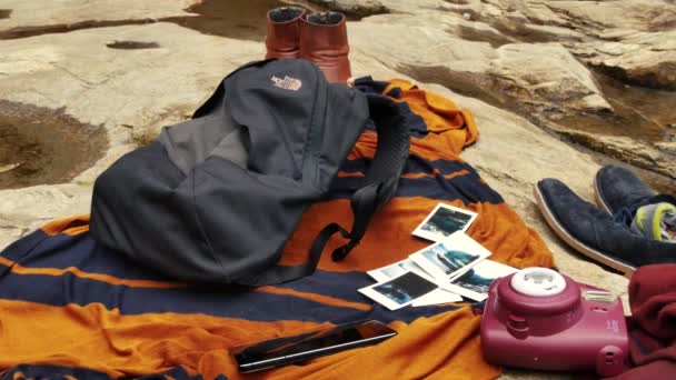 Cestovní Dobrodružné Vybavení Relaxovat Skále Polaroid — Stock video