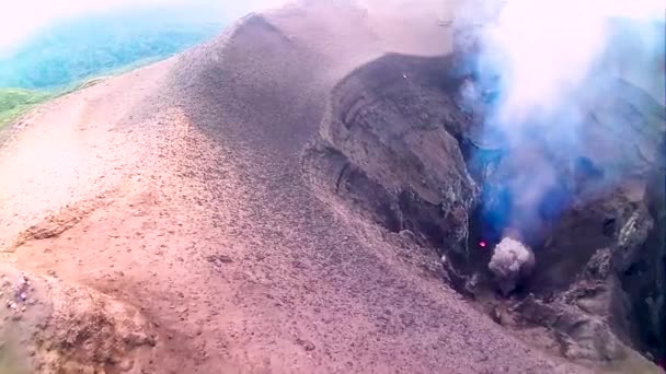 ヤスル山バヌアツ火山が噴火 バヌアツのヤスール山の頂上で劇的なドローンショット 活動中のカルデラの奥深くをご覧ください 日没時の蒸気 蒸気の上昇 — ストック動画