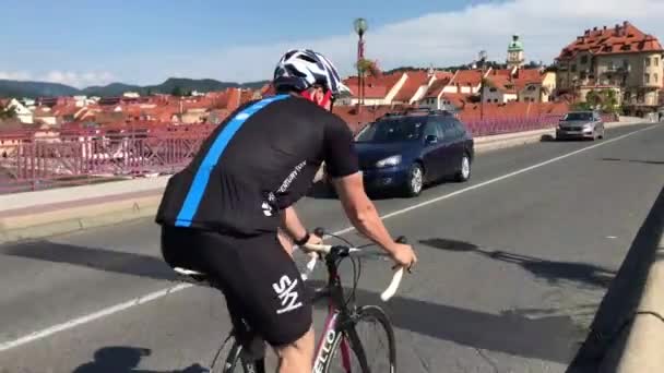 骑自行车的人在城市的桥上骑自行车 参加比赛的训练 骑自行车的时候站在自行车的侧面 — 图库视频影像