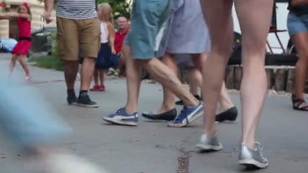 Dansende Mensen Schommel Zicht Benen — Stockvideo