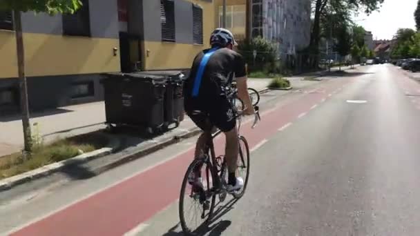 Rennradfahrer Bei Der Fahrt Durch Die Stadt Training Für Ein — Stockvideo