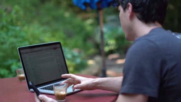 青少年男孩在电脑上工作后喝咖啡的情况 — 图库视频影像