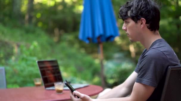 Adolescent Garçon Parler Quelqu Sur Smartphone Extérieur Dans Jardin Café — Video