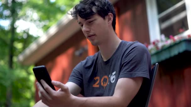 Olhando Para Adolescente Falando Com Alguém Smartphone Fora — Vídeo de Stock