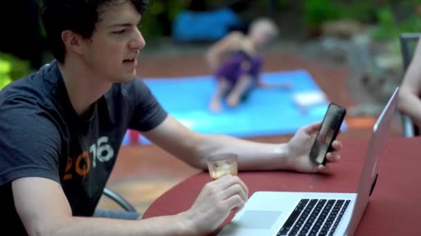 Detailní Záběr Teenagera Mluví Smartphone Pracuje Počítači — Stock video