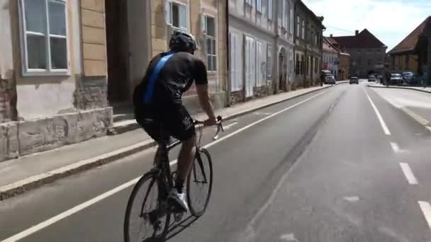Tävlingscyklistens Träningsdag Rider Genom Trafiken Staden Uthållighet Ridning Sommardag — Stockvideo