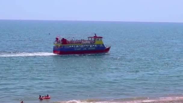 Солнечный День Пляже Разноцветная Лодка Плывет Рядом Берегом — стоковое видео
