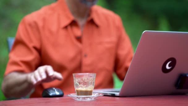 Primer Plano Del Hombre Levantando Vaso Café Para Beber Mientras — Vídeo de stock