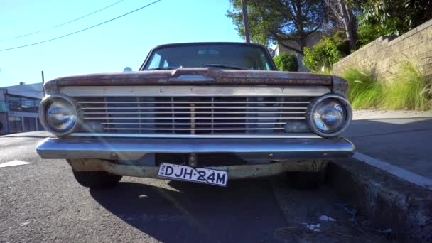 Velho Carro Enferrujado Valiant Estacionado Perto Cruzamento Ocupado Azul Valiant — Vídeo de Stock