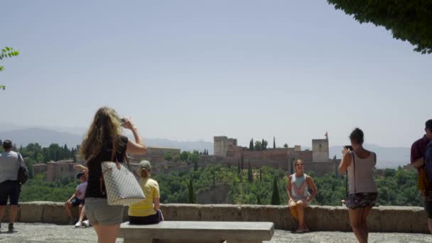 Turistas Tomando Fotos Alhambra — Vídeos de Stock