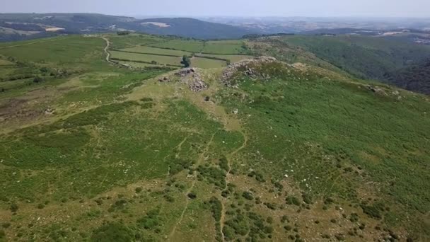 Wide Shot Aerial Tracking Backwards Away Large Tor Rocky Outcrop — ストック動画