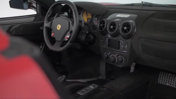 Εσωτερικοί Χώροι Ενός Σούπερ Αυτοκινήτου Ferrari Τιμόνι Και Ταμπλό Εφοδιασμένο — Αρχείο Βίντεο