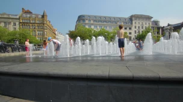 Slow Motion Filmmaterial Rund Einen Brunnen Mit Kindern Die Rennen — Stockvideo