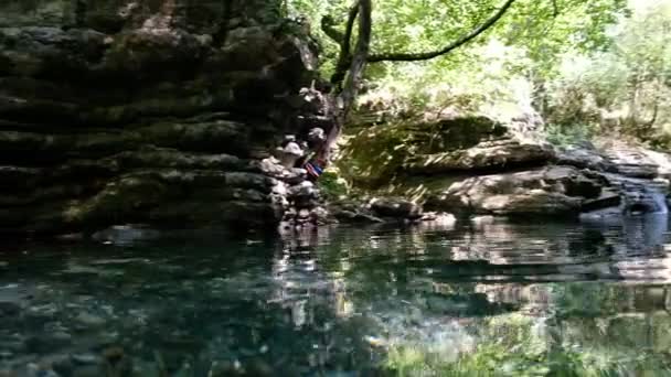 Langzame Glijbaan Bij Een Rivier — Stockvideo