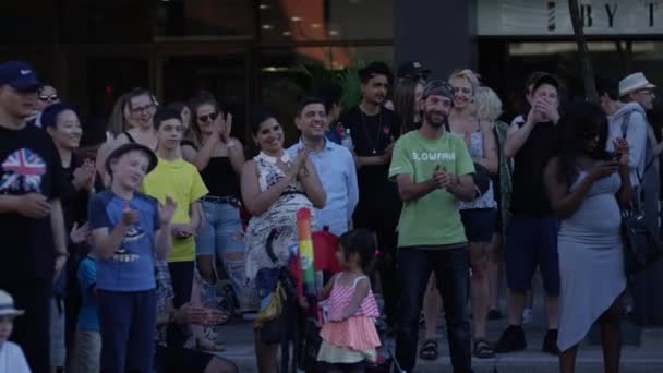 Multidão Cinemática Aplaudindo Para Busker Câmera Lenta — Vídeo de Stock