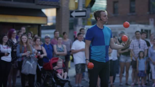 Malabarista Cinemático Girando Alrededor Busking — Vídeos de Stock