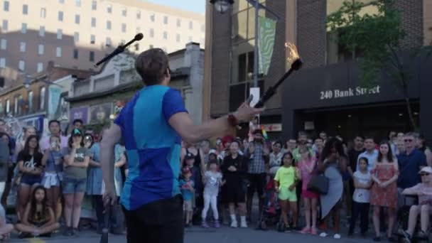 Juggler Sinematik Dengan Pin Berapi Api Depan Kerumunan — Stok Video