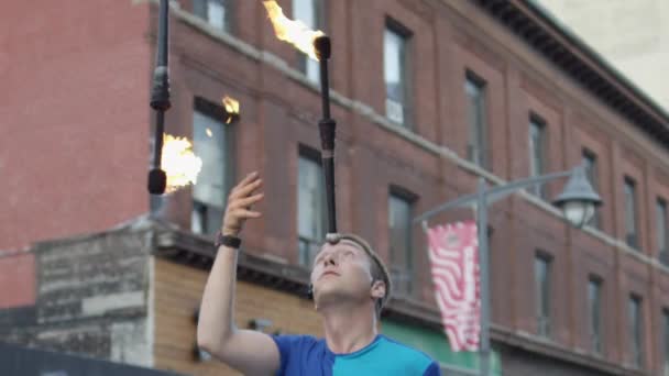 Juggler Avec Des Torches Ardentes Sur Son Front Ralenti — Video