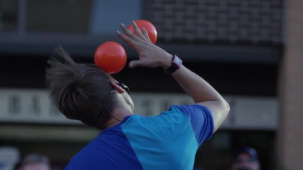 Slow Motion Jongleur Doen Hoofd Truc Met Ballen — Stockvideo