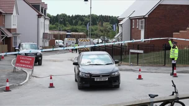 英国2018年7月 一名警察在Amesbury的Muggleton路驾驶他们的汽车驶出Novichok中毒警戒线时举起了事故磁带 — 图库视频影像